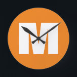 Horloge Ronde Lettre initiale Monogramme Style moderne Orange Bl<br><div class="desc">Voulez-vous posséder un produit avec les initiales de votre nom? Il est très simple,  esthétique et attrayant.</div>