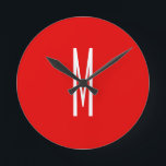 Horloge Ronde Lettre initiale Monogramme Style moderne Rouge Bla<br><div class="desc">Voulez-vous posséder un produit avec les initiales de votre nom? Il est très simple,  esthétique et attrayant.</div>