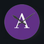 Horloge Ronde Lettre initiale Monogramme Style moderne violet<br><div class="desc">Voulez-vous posséder un produit avec les initiales de votre nom? Il est très simple,  esthétique et attrayant.</div>