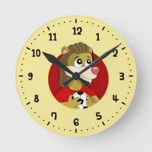 Horloge Ronde Lion tenant un dessin animé en ballon de football 