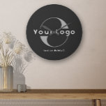 Horloge Ronde Logo Black Business Marque minimale Société Mur<br><div class="desc">Horloge murale personnalisée avec un design simple et minimal. Ajoutez votre logo et votre texte.</div>