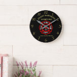 Horloge Ronde Logo du service d'incendie Badge noir et rouge<br><div class="desc">Logo du service d'incendie Badge noir et rouge avec axe de feu et échelle. Idéal pour les pompiers et les premiers répondants. Personnalisez avec votre nom et votre département ville natale et plus.monogramme</div>