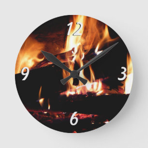 Horloge Ronde Logs dans la cheminée Photographie de feu chaud