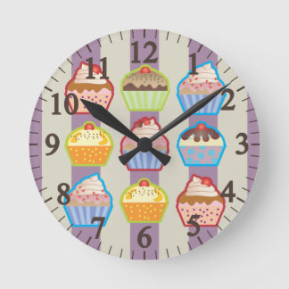 Horloge Ronde Lotsa Cupcakes Purple Stripes