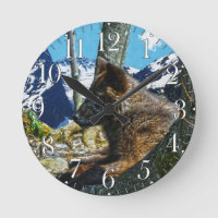 Loup noir de montagne reposant par les arbres Art