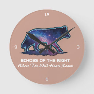 Horloge Ronde Loup solitaire silhouette de galaxie (Échos de la