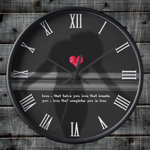 Horloge Ronde Love & Femme Silhouette avec coeur de fleur de piv