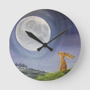 Horloge Ronde Lune regardant l'horloge fixement de lièvres