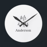 Horloge Ronde M & Mme ajout nom de famille date année cadeau de<br><div class="desc">conception</div>