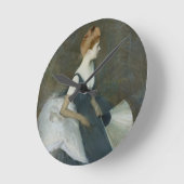Horloge Ronde Madame Marthe Letellier assise sur un canapé (Angle)