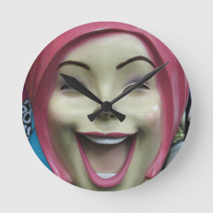 Horloge Ronde Mannequin Rieur Fou ~ Fille de la Vallée Inquiétan