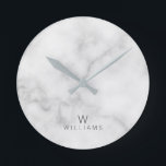 Horloge Ronde Marbre blanc avec monogramme et nom personnalisés<br><div class="desc">White Marble
featuring monogram and name in grey modern sérif style on white marble background

Perfect as as housewarming venin,  poison,  holiday venin,  family reunion venin et venin pour tout produit d’occasion spécial.</div>