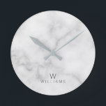 Horloge Ronde Marbre blanc avec monogramme et nom personnalisés<br><div class="desc">White Marble
featuring monogram and name in grey modern sérif style on white marble background
Perfect as as housewarming venin, poison, holiday venin, family reunion venin et venin pour tout produit d’occasion spécial.</div>