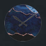 Horloge Ronde Marbre Bleu Abstrait De Minuit Avec Or Rose<br><div class="desc">marbre bleu nuit Abstrait aux accents de parties scintillant or rose,  design chic et moderne.</div>