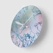 Horloge Ronde Marbre Iridescente | Tendance Faux Holo bleu rose (Angle)