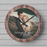 Horloge Ronde Mariage moderne personnalisé rustique Script photo<br><div class="desc">Rustic Modern Mariage photo horloge murale avec un joli design de script écrit main romantique, vos noms personnalisés et photo préférée. Grand cadeau pour les jeunes mariés, un anniversaire ou la Saint-Valentin ! L'arrière - plan texturé en bois foncé de style ferme en font un grand ajout à tout décor...</div>