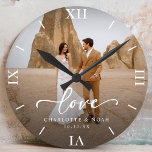 Horloge Ronde Mariage Photo Love Script Anniversaire<br><div class="desc">Célébrez l'amour avec notre script d'amour photo mariage personnalisé anniversaire 24h/24,  qui comprend un script élégant et un design moderne chic. Cette horloge photo personnalisée affiche magnifiquement votre photo mariage préférée,  ce qui en fait un souvenir intemporel pour les jeunes mariés ou un cadeau d'anniversaire mariage réfléchi!</div>