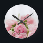 Horloge Ronde Mariage romantique Amour Soft Pink Flower Bouquet<br><div class="desc">Mariage romantique Amour Soft Pink Flower Bouquet</div>