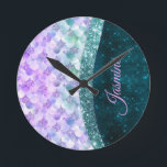 Horloge Ronde Masque de peau de sirène turquoise argent faux par<br><div class="desc">Personnalisez facilement ce design tendance et chic de l'horloge murale de luxe avec élégante parties scintillant irisée en peau de sirène girly dans un design turquoise de couleurs d'argent violet turquoise. Cela rend le cadeau parfait pour 16 ans, mariage, douche nuptiale, anniversaire, baby shower ou bachelorette pour quelqu'un qui aime...</div>