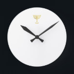 Horloge Ronde Ménorah Gold<br><div class="desc">Menorah or-look. Personnalisez en ajoutant votre propre nom. Pour faire cela votre propre design "Cliquez pour Customiser plus loin" ... ou "Transférer ce design" pour imprimer la même conception sur un autre produit. D'où vient la Menorah ? Il vient de la Bible, dans le livre de l'Exode, chapitre 25 verset...</div>