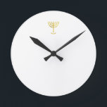 Horloge Ronde Ménorah Gold<br><div class="desc">Menorah or-look. Personnalisez en ajoutant votre propre nom. Pour faire cela votre propre design "Cliquez pour Customiser plus loin" ... ou "Transférer ce design" pour imprimer la même conception sur un autre produit. D'où vient la Menorah ? Il vient de la Bible, dans le livre de l'Exode, chapitre 25 verset...</div>