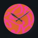 Horloge Ronde Mi-Siècle Abstrait Moderne Lignes Orange Et Rose<br><div class="desc">Brosses Abstraites - Formes abstraites en orange brûlé et rose chaud.</div>