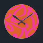 Horloge Ronde Mi-Siècle Abstrait Moderne Lignes Orange Et Rose<br><div class="desc">Brosses Abstraites - Formes abstraites en orange brûlé et rose chaud.</div>