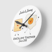 Horloge Ronde Mignonne Drôle Joyeux Toast Eggcelcelcelcelcate En (Angle)