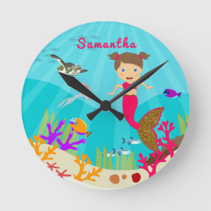 Horloge Ronde Mignonne fille de sirène dans la crèche colorée de