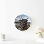 Horloge Ronde Milling about the old outhouse (Maison)