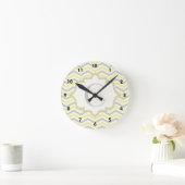 Horloge Ronde Modern yellow, grey, ivory chevron pattern custom (Maison)