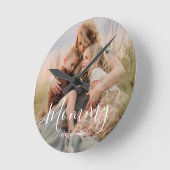 Horloge Ronde Mom Established Black Modern White Script Photo  (Angle)