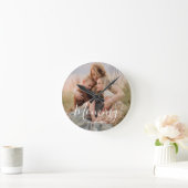 Horloge Ronde Mom Established Black Modern White Script Photo  (Maison)
