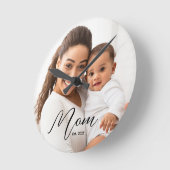 Horloge Ronde Mom Established Modern Black Script Photo (Angle)