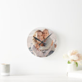 Horloge Ronde Mom Established Modern White Script Photo (Maison)