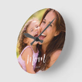 Horloge Ronde Mom Established Modern White Script Photo (Angle)