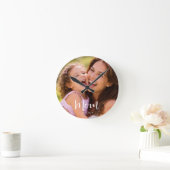 Horloge Ronde Mom Established Modern White Script Photo (Maison)