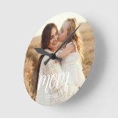 Horloge Ronde Mom Established Modern White Script Photo (Angle)