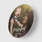 Horloge Ronde Mom Established Modern White Script Photo (Angle)