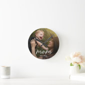 Horloge Ronde Mom Established Modern White Script Photo (Maison)