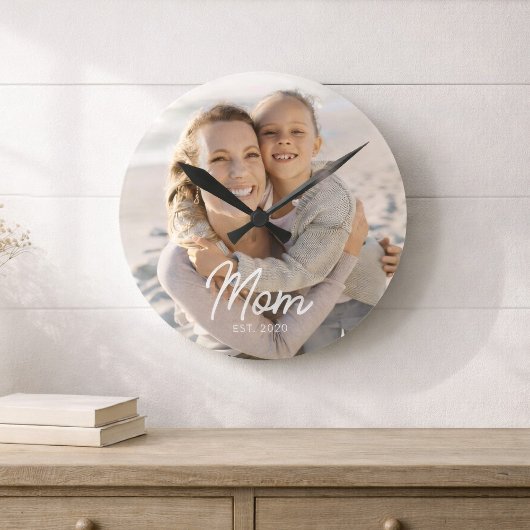 Horloge Ronde Mom Established Modern White Script Photo