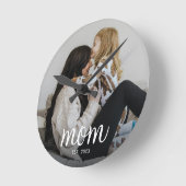 Horloge Ronde Mom Established Modern White Script Photo (Angle)