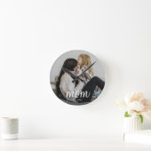 Horloge Ronde Mom Established Modern White Script Photo (Maison)