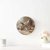 Horloge Ronde Mom Established Modern White Script Photo Clock (Maison)