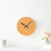 Horloge Ronde Mongram de Custom. Orange et blanc Polka Dot. (Maison)