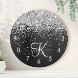 Horloge Ronde Monogramme à étincelle noire à Parties scintillant<br><div class="desc">Personnalisez facilement ce design élégant et tendance,  24h/24,  avec une jolie parties scintillant brillante argentée sur un arrière - plan métallique brossé noir.</div>