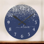 Horloge Ronde Monogramme à Parties scintillant étincelante en ar<br><div class="desc">Parties scintillant étincelante bleu marine et argent brossé Script Monogramme Nom Horloge. Cela rend le cadeau parfait pour 16 ans,  mariage,  douche nuptiale,  anniversaire,  baby shower ou bachelorette pour quelqu'un qui aime le luxe glam et les styles chic.</div>