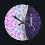 Horloge Ronde monogramme de fausse parties scintillant de peau d<br><div class="desc">Easily personalize this trendy, chic bling luxury Wall Clock design featuring elegant girly mermaid skin iridescent faux glitter in pink purple silver colors. This makes the perfect sweet 16 birthday, wedding, bridal shower, anniversary, baby shower or bachelorette party gift for someone that loves glam luxury and chic styles. Show off...</div>
