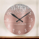 Horloge Ronde Monogramme de Parties scintillant d'argent en méta<br><div class="desc">Or rose - Blush Rose et Argent Faux Foil Parties scintillant étincelante métallique brossé Monogramme Nom Horloge. Cela rend le cadeau parfait pour 16 ans,  mariage,  douche nuptiale,  anniversaire,  baby shower ou bachelorette pour quelqu'un qui aime le luxe glam et les styles chic.</div>