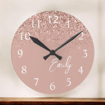 Horloge Ronde Monogramme de Parties scintillant rose pâle Rose<br><div class="desc">Girly Rose Gold Blush Pink Sparkle Glitter Brushed Script Monogram Nom de Clock. This makes the perfect sweet 16 birthday,  wedding,  bridal shower,  anniversary,  baby shower or bachelorette party gift for someone that loves glam luxury and chic styles.</div>